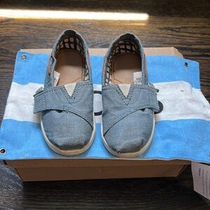 Toms Canvas style boat shoe for kids.  Denim style color. Kids Size 9C